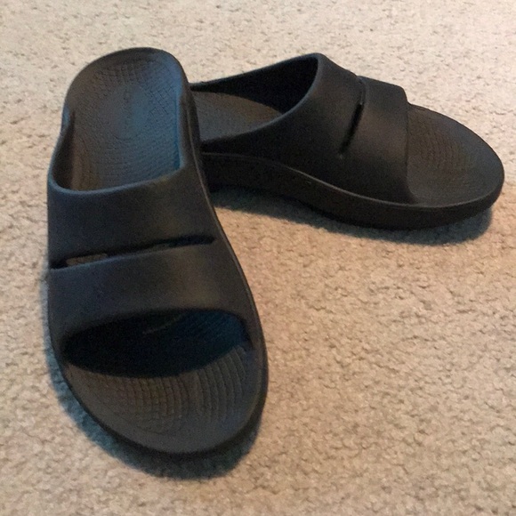 men's oofos slides